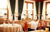 Restaurant im Landhotel Schneider in Buch im Altmühltal (Eingerichtet im eleganten Landhausstil servieren wie Ihnen im Landhotel Schneider in Buch vorzügliche Gerichte in stilvollem Ambiente.)